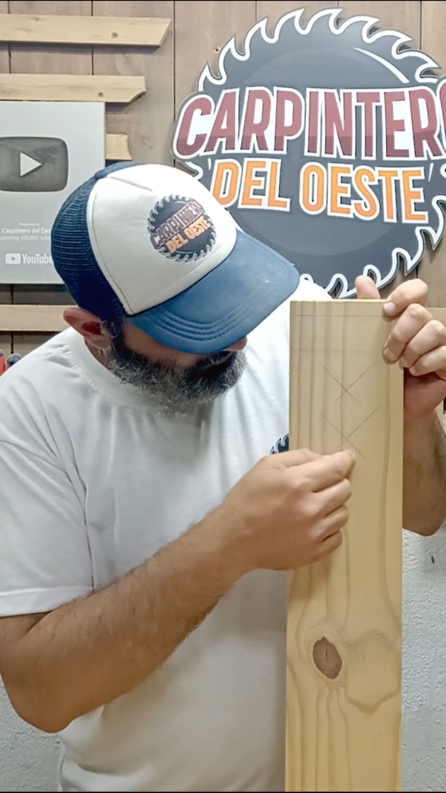 UN MÉTODO MAS PARA BUSCAR EL CENTRO DE UNA MADERA!!! A lo largo de estos últimos tiempos les he compartido varios métodos para buscar el centro a una madera. Algunos mas simples, otros mas rebuscados pero diferentes formas o método para hacerlo. Hoy te acerco una forma mas, super fácil y sobre todo, super precisa utilizando solamente la escuadra con sombrero. Contame, conocias este método para buscar el centro de una madera? Dejamelo saber en un comentario y si te gustó te agradecería que guardes y compartas el video que ayuda muchisimo! Nos vemos en la próxima!! #carpinterodeloeste #mueble #muebles #carpinteria #DIY #herramientas #madera #taller #proyectos #tips #buscarelcentro #escuadra 