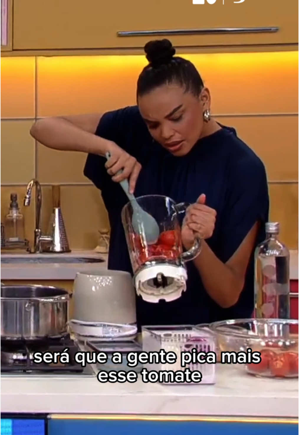 Quando você cozinha na casa dos outros e não pode falar mal dos utensílios 🤭  Lucy Ramos muito delicada 😂 #PanelaQuenteNoGNT 🍳 