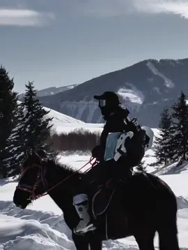 using a horse in the snow turns out to be fun🏇🗻 #mountainsview #mountains #snow #mountainslife #snowboarding #horse #Outdoors #gorpcore #arcteryx #islandia🇮🇸 #koreanboy #southkorea🇰🇷 #Hiking #hikingadventures #travel #trip #xyzbca #foryou #fyp 