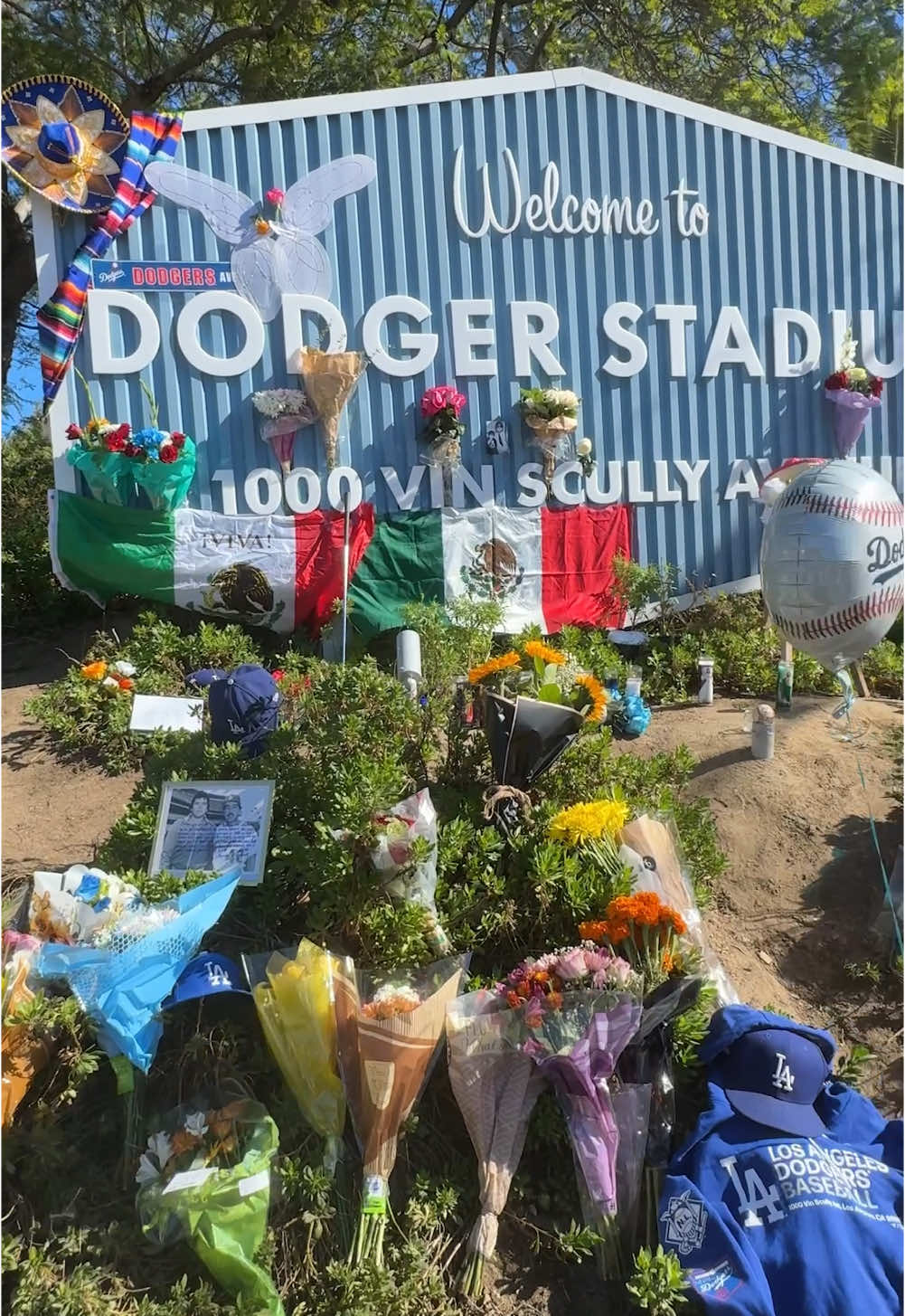 Tributes to Fernando Valenzuela at Dodger Stadium. 💙 #dodgers #sports #losangeles  