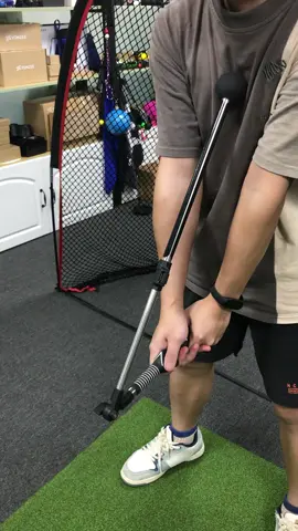 This swing trainer sync your body and arms to avoid losing the form in the whole swing. Lefty version is available! #arttodo #golftok #foryoupageofficiall #golfer #golfswing #golftrainingaids #golfpractice #golftok 