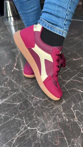 Obsessed with this cute & comfy sneaker #viral #trendy #sneakers #sneakersaddict #womenshoes #walkingshoes #tiktokmademebuyit #falldealsforyou 