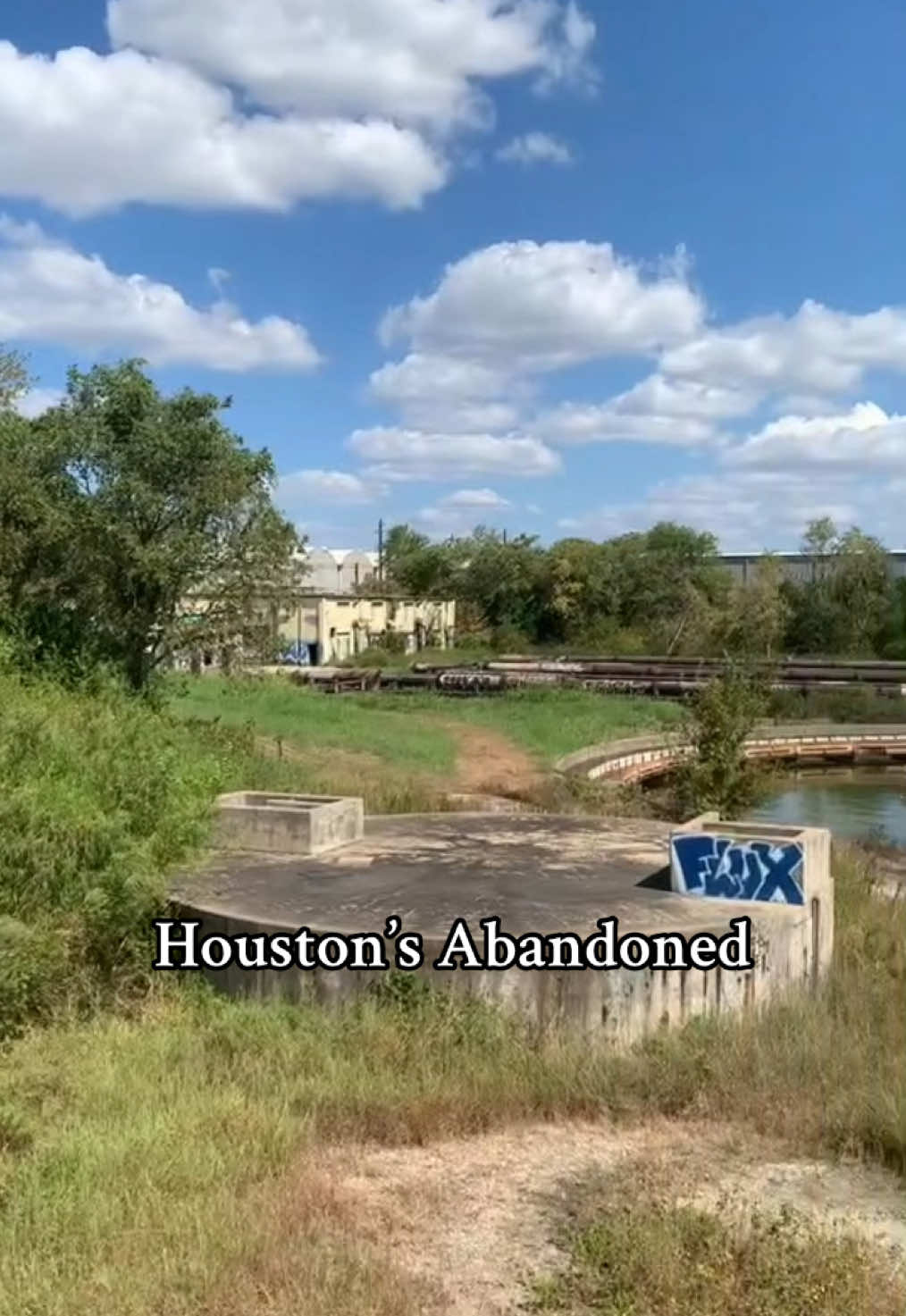 Abandoned Sewage Plant with a tragic past💧, an un-alived person was found in Tuesday March 20, 2018. Sadly, he was never identified and police never found out how he ended up there..😕 The plant still sits abandoned, and many of the pools are inhabited by fish🐟and turtles🐢 #houston #urbex #abandoned #urbanexploring #explore #stillwater 