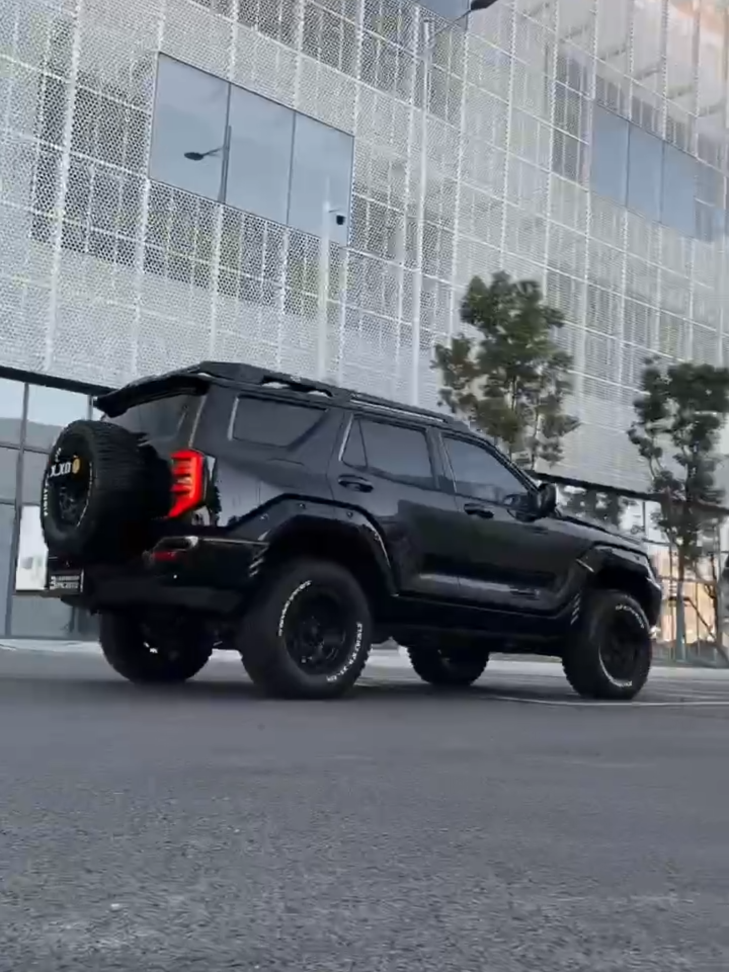 Tank 400 is a collision of science fiction and off-road. It has strong power and flexible control. It combines technology and luxury. It is spacious and comfortable, meeting various needs. It moves forward fearlessly and conquers all kinds of road conditions.#tank #Chinesecars #car #SUV #Great Wall Motors