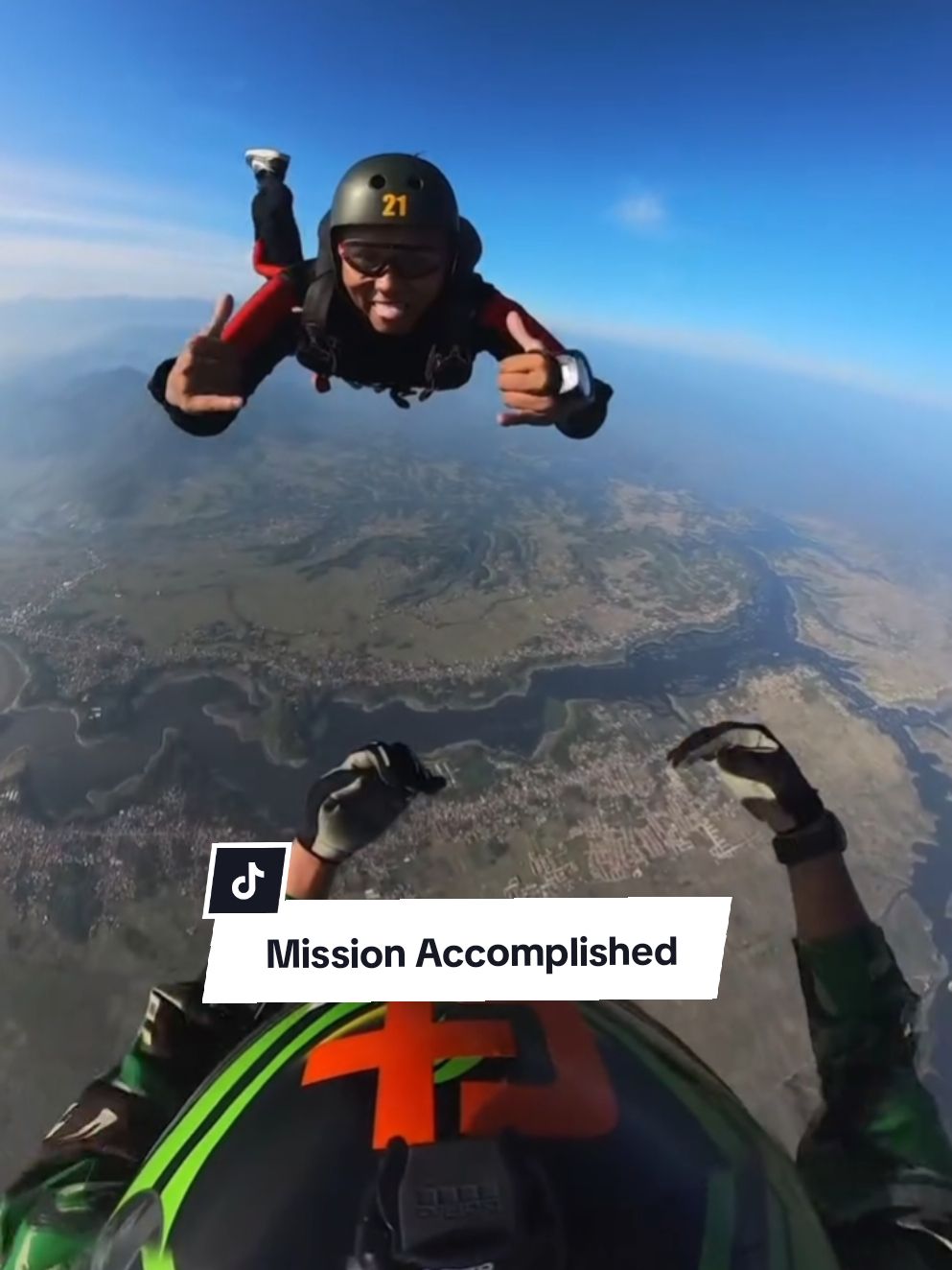 Mission Accomplished Bersama Sunarto Skydive #tnitv #militerindonesia #puspentni #skydive #terjunpayung #tniad #tnial #tniau #prajurittni #army #wings #fly #dewa19 #prabowo  #nkrihargamati #helicopter 