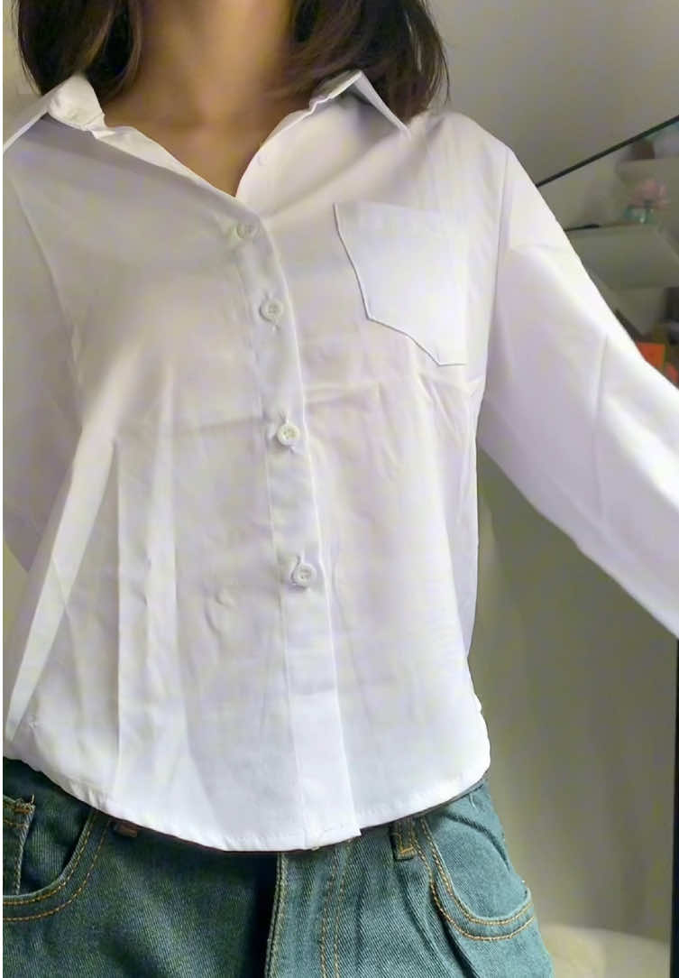 this one looks so fine in me, and I bet on you too!😉✨ #top #whitetop #croptop #polo #longsleeves #blouse #whiteblouse #polocorset #fyp 