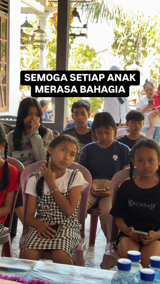 Belum lama ini, saya mengunjungi sebuah panti asuhan di Balian, dimana saya membagikan makanan dan kebutuhan pokok yang diperlukan anak-anak 🙏🏼🥹 Saya mau membantu anak-anak ini. #mrterimakasih #berbuatbaik_dengan_mrterimakasih #indonesia #amal #charity #pantiasuhan #anak 