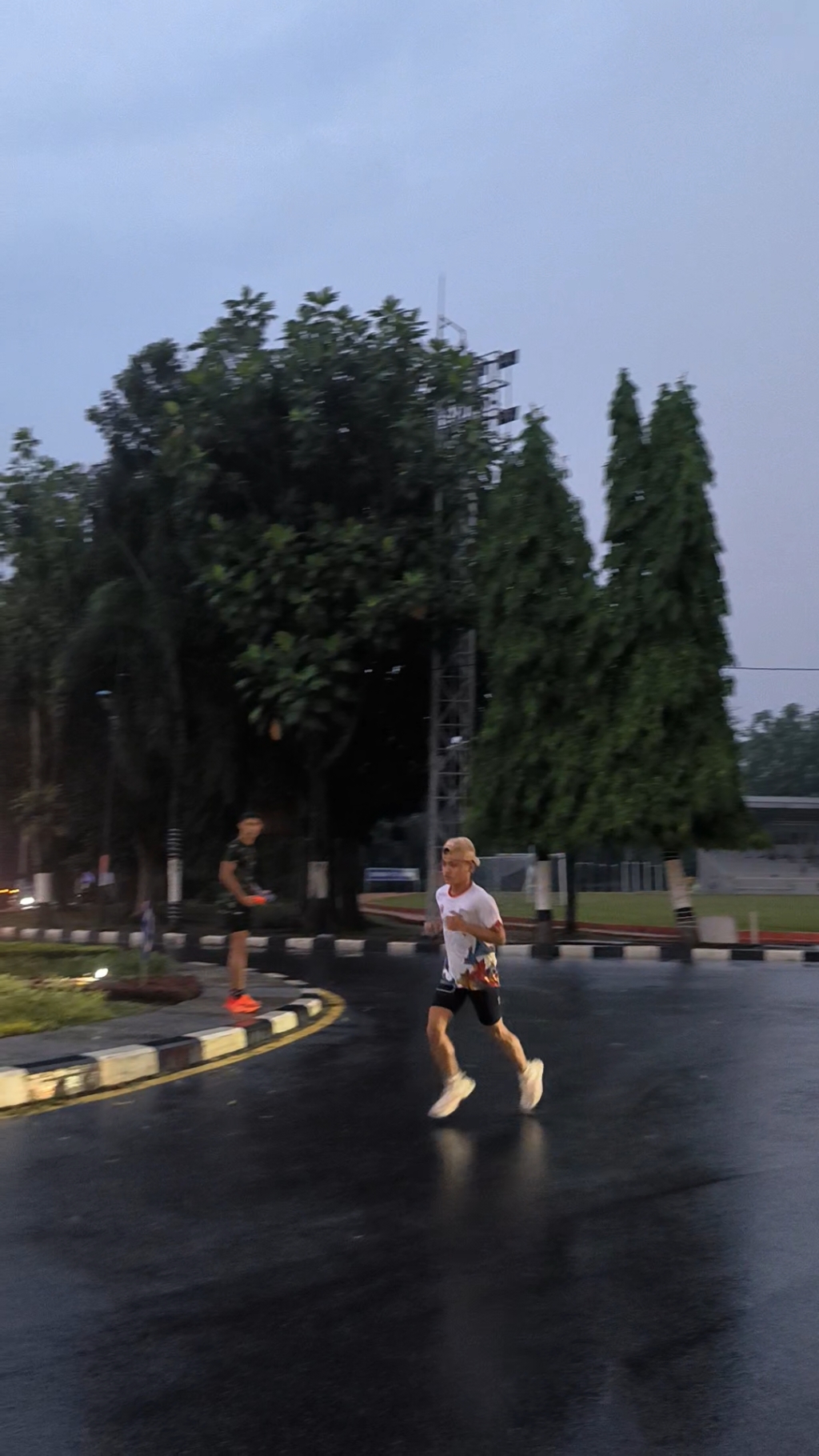 run+rain =❤️‍🩹 #binsik #binsikbareng #pelarikonten #xyzbca #fyp 