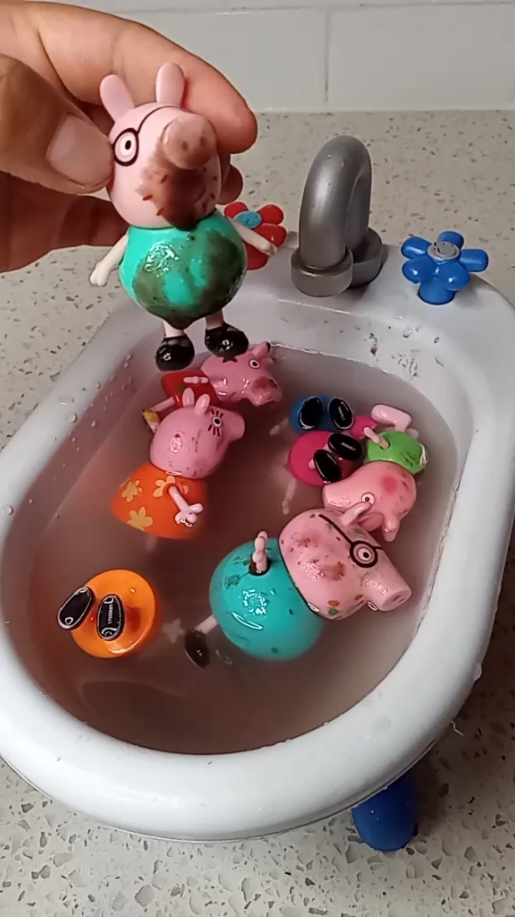 Peppa pig takes a mud shower 🚿 #peppapig #squishys #fidgets #foryou #viraltiktok #fiv 