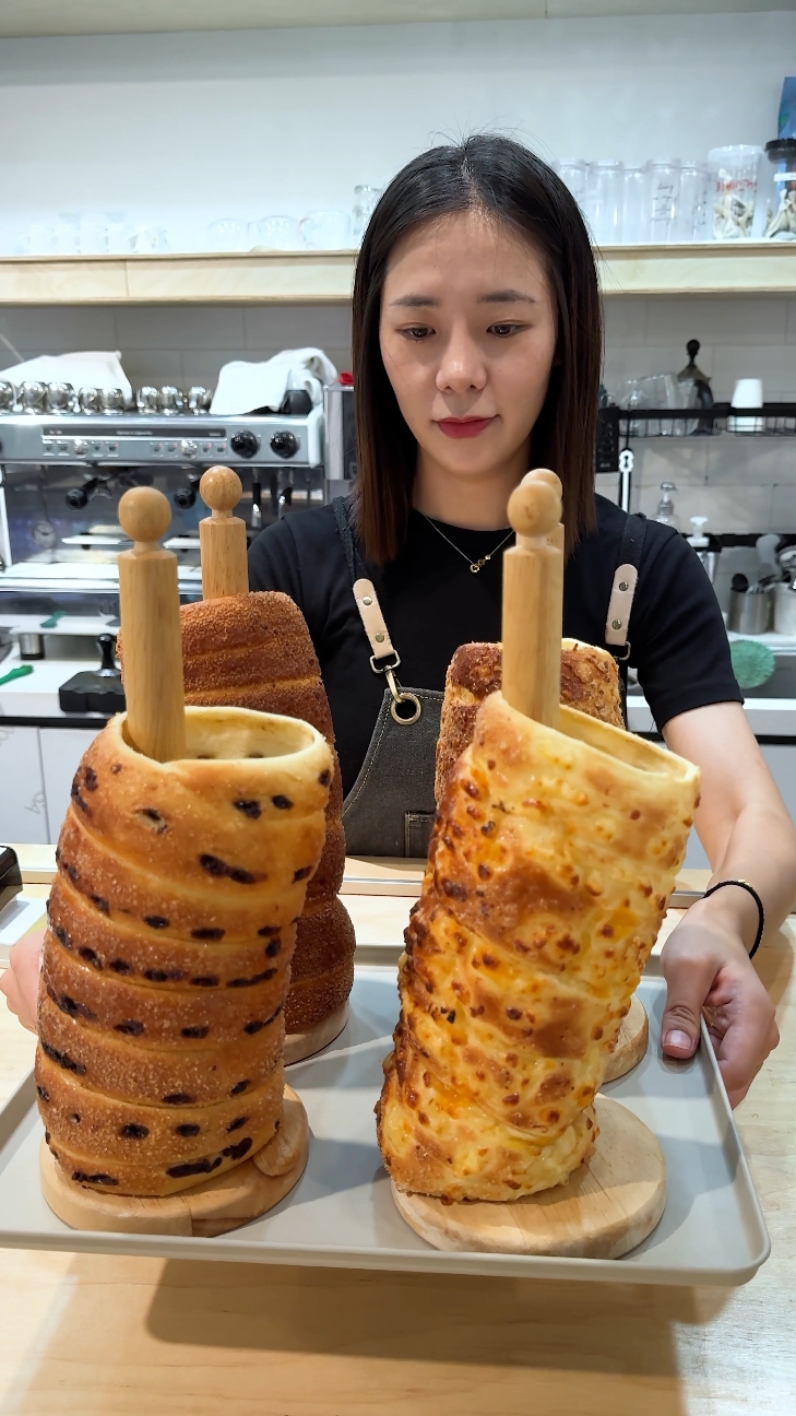 전통시장에서 대박난 굴뚝빵 Beautiful chimney cake, bread 🥇 낭만노크[nangmanknock] @cafe_nangmanknock 📍NAVER Map: 경기 양평군 양평읍 양평시장길 11-1 낭만노크 #낭만노크 #양평시장 #굴뚝빵 #뜨르들로 #양평카페 #양평5일장 #koreancafe #trdlo #chimneycake #chimneybread 