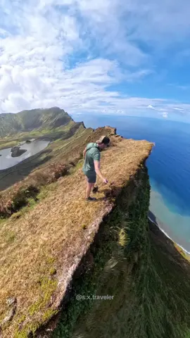 Walking along the edge of an ancient volcanic crater, right in the middle of the Atlantic, you can’t help but feel the immense power of nature and the smallness of humanity in this vast, beautiful world. 🌋🌊  It’s a reminder of how we’re just a tiny part of something so much bigger. Moments like these make you appreciate the beauty and fragility of our planet. 🌍✨ 📍Location: Caldeirão, Corvo island, Azores, Portugal 🇵🇹 #NaturePower #AtlanticAdventures #VolcanicIslands #EarthBeauty #HikingLife #TravelInspiration #Wanderlust #ExploreTheWorld #MadeiraIsland #OceanViews #AdventureAwaits