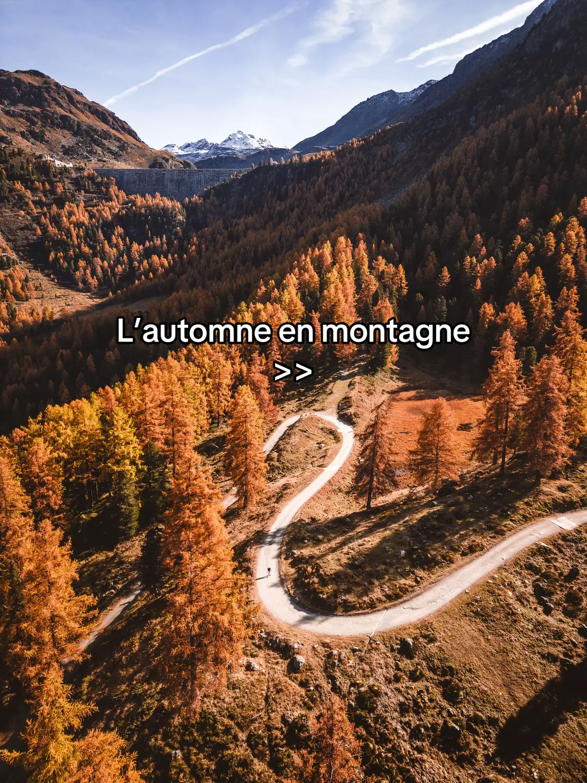 Les couleurs flamboyantes de l’automne en Suisse, c’est juste fou 🍁🔥 #suisse #switzerland #mountains #swissalps #valais #automne #fall #alpes  @Nendaz Switzerland @Valais Wallis @Switzerland 