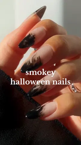 spooky season is not over yet! 💅🏻🖤 Ihr dachtet, dass wir schon alle grandiosen Halloween-Inspos gepostet haben? Falsch gedacht - heute zeigt euch @Jasmin | Nail Inspo 🧸✨🌨 wie ihr diese Halloween Nails inspiriert von schwarzem Rauch im Handumdrehen mit @essie selbst zaubern könnt! 💅🏻🖤 Seid ihr auch so obsessed mit dem Look wie wir?💅🏻👻😌 #halloween #halloweennails #halloweennailart #smokenails #blacksmokenails #blackhalloweennails #witchnails #essie #essielove #essieliebe