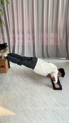Push-ups explained. How to do push ups #pushups #howtodopushups #gymtips #creatorsearchinsights 
