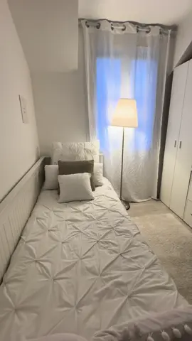 Idée de décoration et d’agencement d’une petite chambre cocooning . Une chambre même petite peut être bien agencé et décorée en fonctions des goût de chacun. Il faut juste faire attention a bien optimiser la place et rendre la piece la plus lumineuse possible.Follow me pour plus d’inspirations !🤍🎀 #aesthetics #bedroom #chambre #decoration #decor #RoomTour #design #cleaning #tips #girly