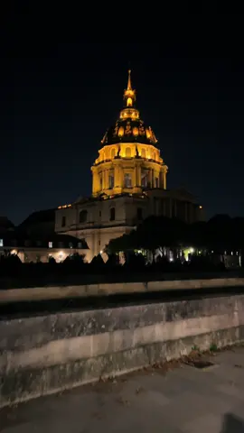 ✨ Plongée au cœur de l’histoire avec le spectacle Aura aux Invalides ! Un show immersif où lumière, musique et architecture se rencontrent pour une expérience magique. 🌟 Si vous cherchez une sortie inoubliable à Paris, c’est ici que ça se passe ! Qui est partant pour une soirée à couper le souffle ? 🎶 #AuraInvalides #SpectacleParis #ParisByNight @Cultival @Sortiraparis #collaborationcommerciale #CultureParisienne #SortiesParis #Incontournable