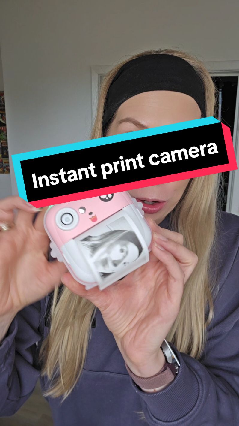 Instant print camera on tiktokshop perfect gift idea for Christmas #giftideas #tiktokmademebuyit #blackfriday #spotlight #spotlightfinds #productreview #producttesting #camera #instantprint #kidsgiftideas 