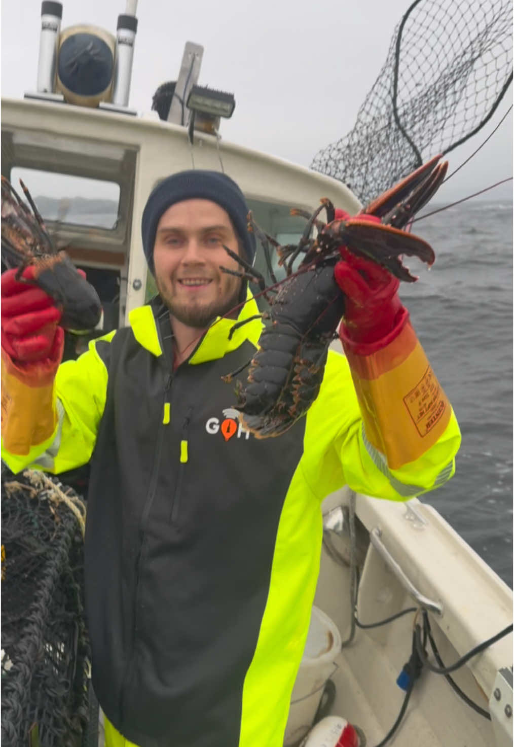 Ad) finaly we can fish lobster in norway😃 thank’s for the great oilgear from Guleholmen, awesome to wear when fishing lobster. To Get the set click on the link in my bio😃.
