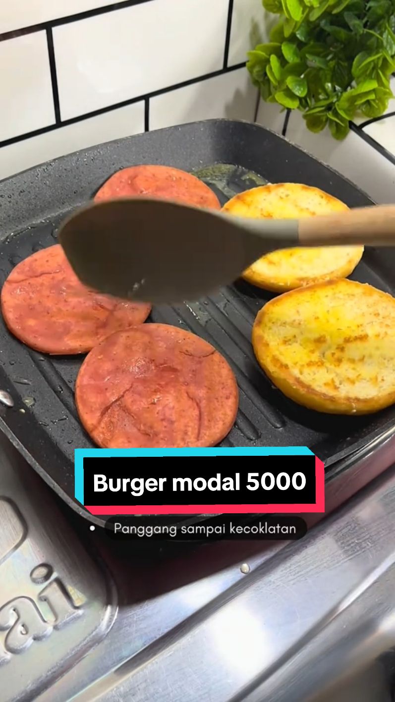 #Burger ala abang2 jualan harga 10.000/porsi BAHAN MODAL : 12.500 = 6 pcs Roti Burger 5.000  = 6 pcs Beef Slice 500  = Timun (Lagi murah banget) 2.000  = Tomat 1.500  = Bawang Bombay 1.000  = Selada 1.500  = Mayonaise 1.000  = Saos tomat 2.000  = Margarin 1.000  = 6 lembar kertas 2.000  = Gas ________________________+ MODAL = 30.000 / 6 Pcs = 5.000/pcs JUAL HARGA = 8.000-10.000 OMSET = 60.000 LABA = 30.000 MODAL BAHAN BISA BERBEDA, SESUAIKAN DG DAERAH MASING-MASING. Lapisan : Roti, Selada, Timun, Tomat, saos tomat, Beef Slice,Mayo dan saos tomat, Roti #idejualan #burger #beefburger #idejualankuliner #idejualanmodalkecil #ideusaha #usahasendiri #kebab #kulinerindonesia 