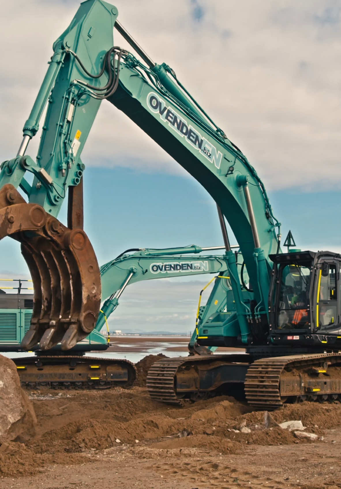 @Molson Group have supplied two new Kobelco SK520LC-11E excavators with Leica MC1 machine control systems to Ovenden Earthmoving. The 50 tonne class machines are tasked with the installation of over 200,000 tonnes of rock armour to protect an existing sea wall. Read about it in the next issue of the magazine.  #kobelco #kobelcoeurope #molsongroup #molsonequipment #leicamachinecontrol #ovendenearthmoving