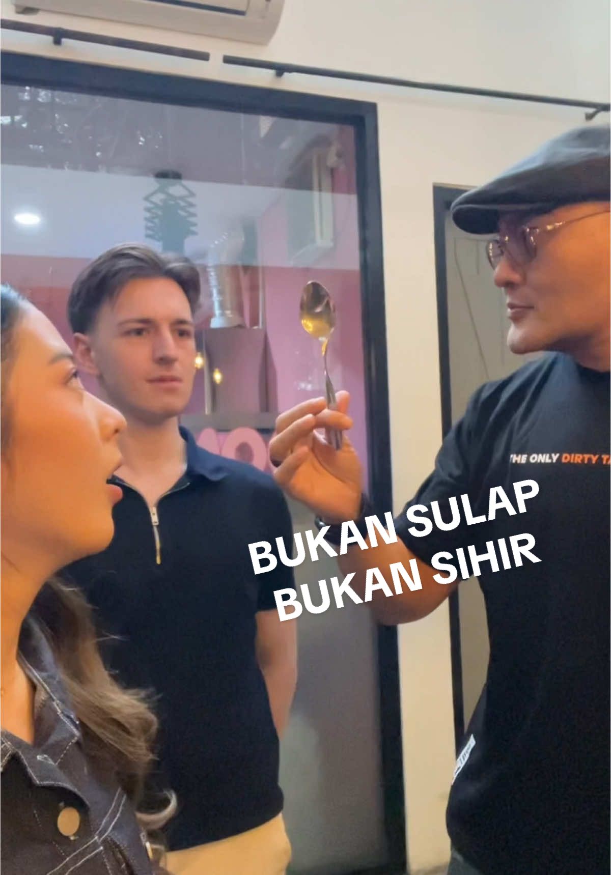 mas bule trik sulapnya cuman 1, harus belajar lagi yaa de sama om ded 😂😂 #cicimasbule #mixedcouple #omded #deddycorbuzier #magic #sulap #vidialdiano #funnycouple #prank #pacarbule 