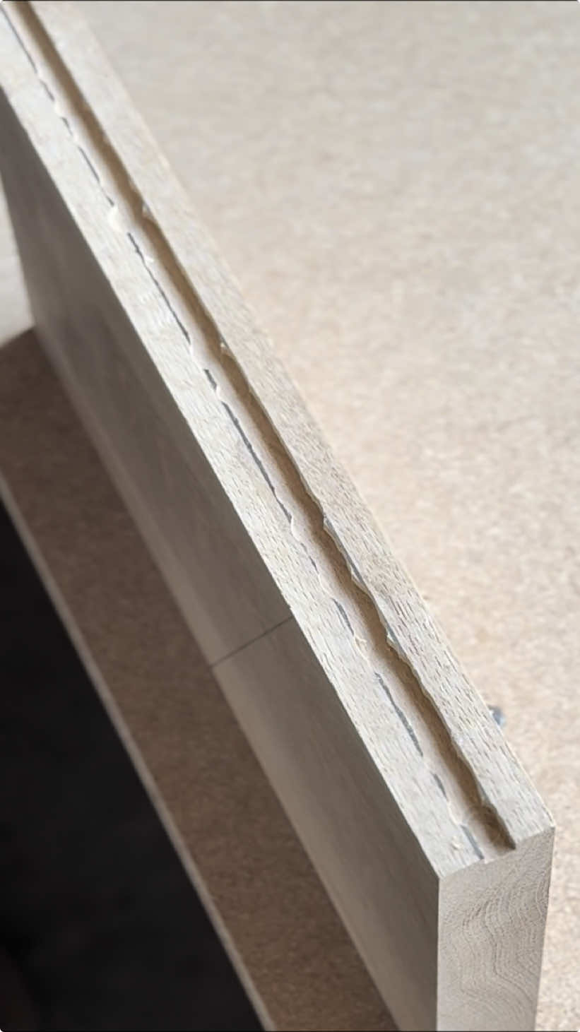 How to cut a groove in the center without failure. #woodworking #woodworkingtips #DIY #jig 