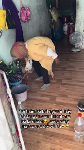 Tới thăm bà bất ngờ thì thấy bà đang ăn cơm thiu nhưng bà lại dấu đi🥺, cuộc sống thật cơ cực đối với bà🥺🥺#thiensusua #xuhuong #viral #fypシ #xuhuongtiktok #foryou #fyp #tuthien #LearnOnTikTok 