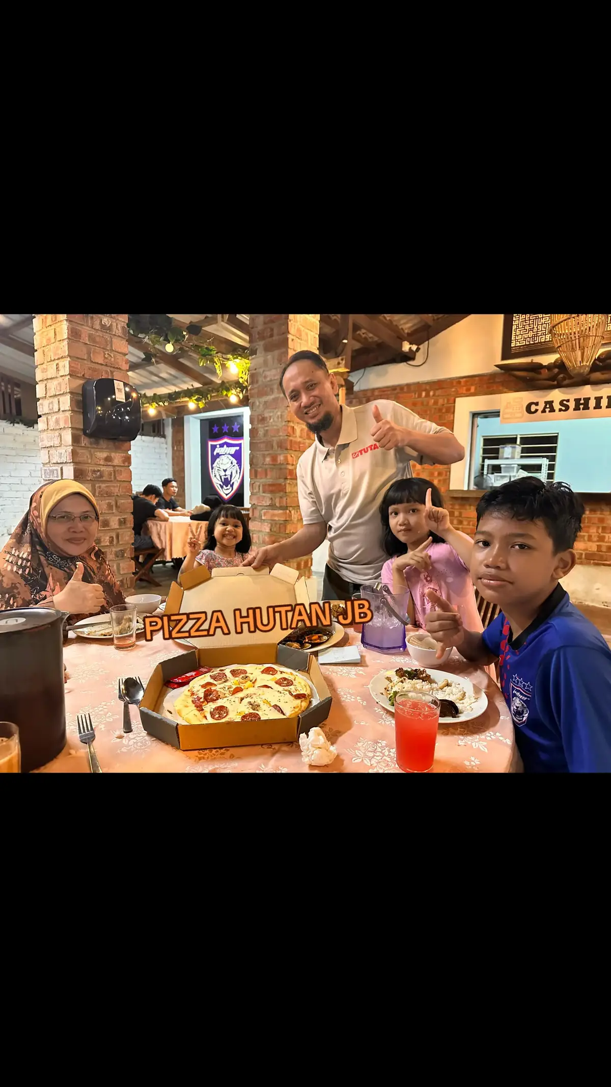 Hari Kedua bisness pizza di Damai Seafood. Alhamdulillah customer ke 8 pizza. #Pizzahutan #Damaiseafood 