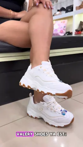 ¡Ven a Valery Shoes por tus zapatillas Skechers D’ Lite y roba la mirada de todos! 😍✨ #valeryshoes #zapatillas #skechers #dlite #mujer #zapatillasoriginales #zapatillasperu #enviosatodoelperu #tendencia #look #cool #blanco #cuero 