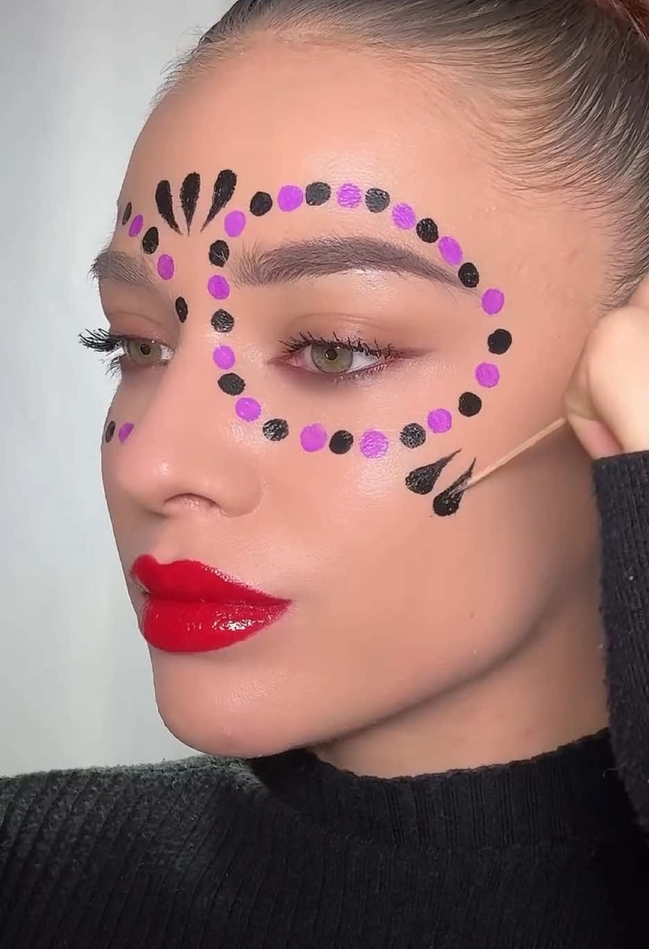 Would you try this for Halloween?!💜🖤 @IG: Annamakeup_artist #halloweenlook 