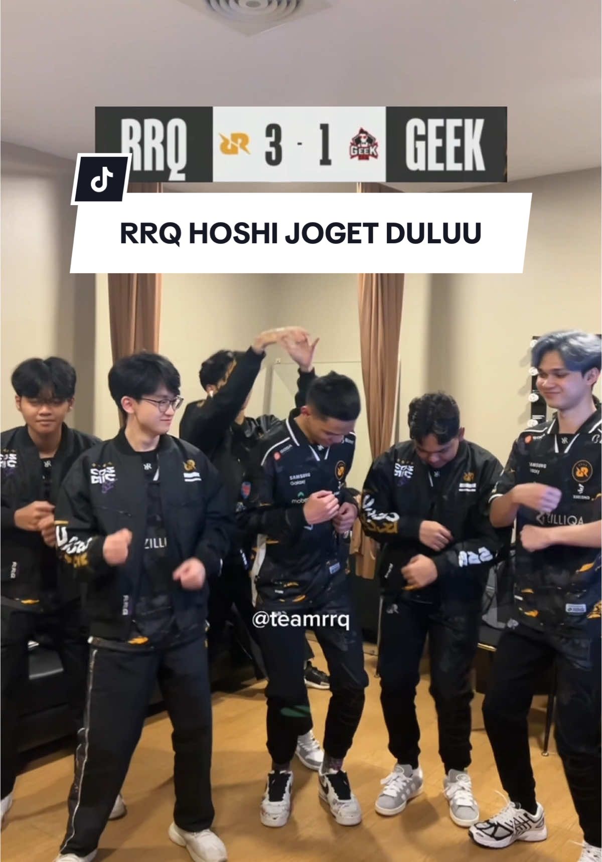 RRQ Hoshi joget 3-1 dulu gesss😆 Siapa yang jogetnya paling semangaat???😏 @MPL Indonesia #TeamRRQ #VivaRRQ #RRQHoshi #MPLIDS14 #WeOwnThis #MobileLegends #MobileLegendsIndonesia 