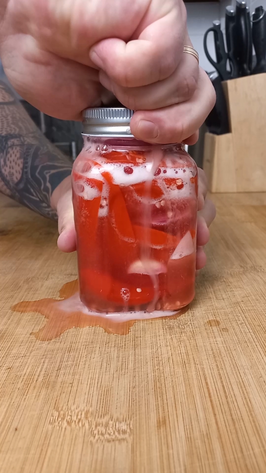 Острый ферментированный соус / Hot fermented sauce Ингредиенты на банку 0,5 л: 1. Перцы чили - 250 гр. 2. Красный лук - 100 гр. 3. Чеснок - 2 зуб. 4. Теплая вода - 250 мл. 5. Соль - 1/2 ст.л. Сколько рассола и масла использовать, решайте сами, я не люблю, чтобы он был густым и использую ~ 100 мл. рассола и 50 мл. масла. То же и с винным уксусом, подгоняйте кислинку под собственный вкус, мне хватает 1 ст.л. Приятного просмотра и приятного аппетита! #shorts #sauce #hotsauce #spicyfood #spicysauce #fermentedsauce #соус #овощнойсоус #острыйсоус #остраяеда #ферментированныеовощи #домашняяеда 