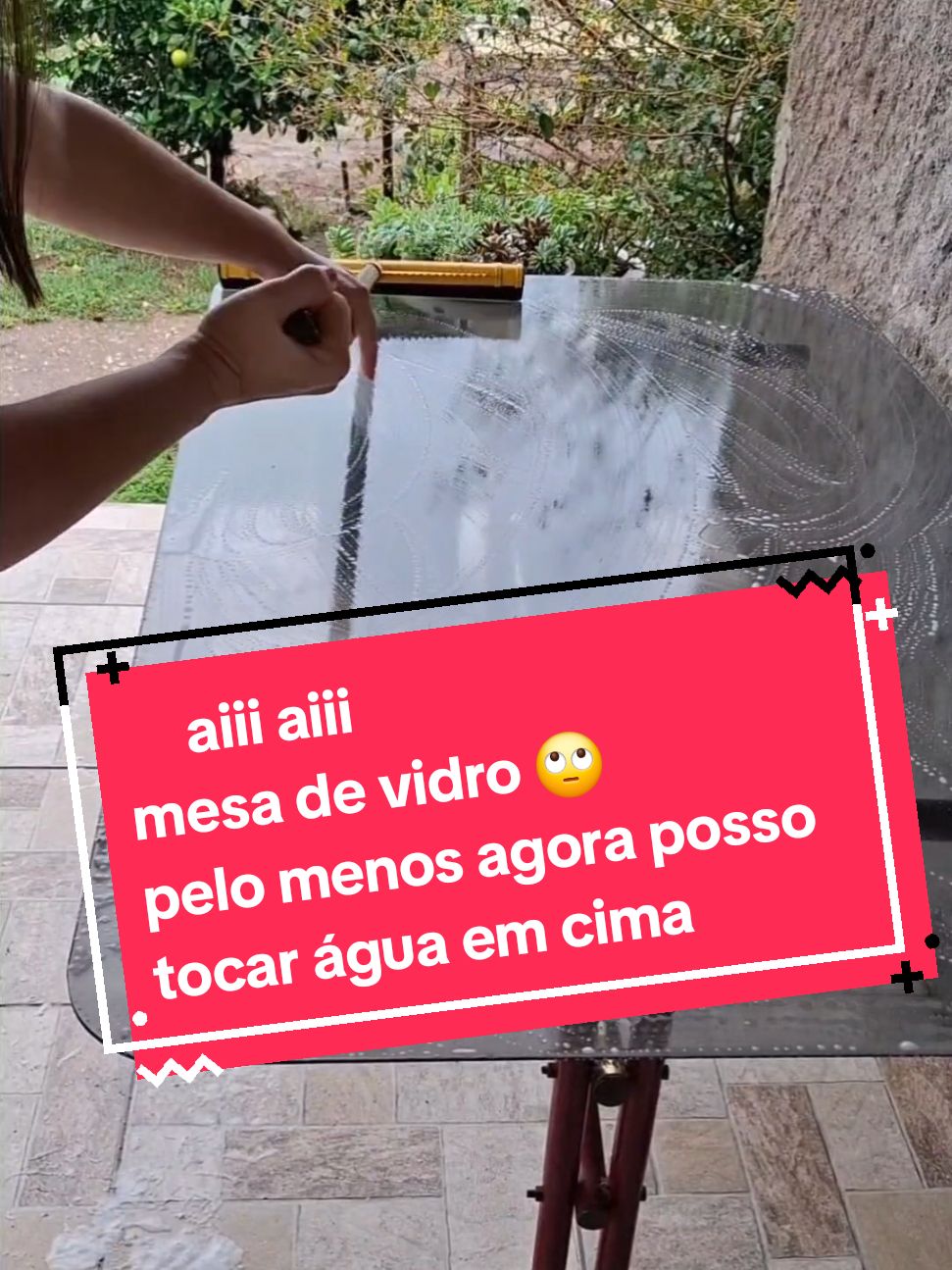 mesas de vidro dão tanto trabalho pra limpar ,mais pelo menos agora posso tocar água em cima. #mesadevidro #dicas #CleanTok #limpesa #rotina #donadecasacomhumor 