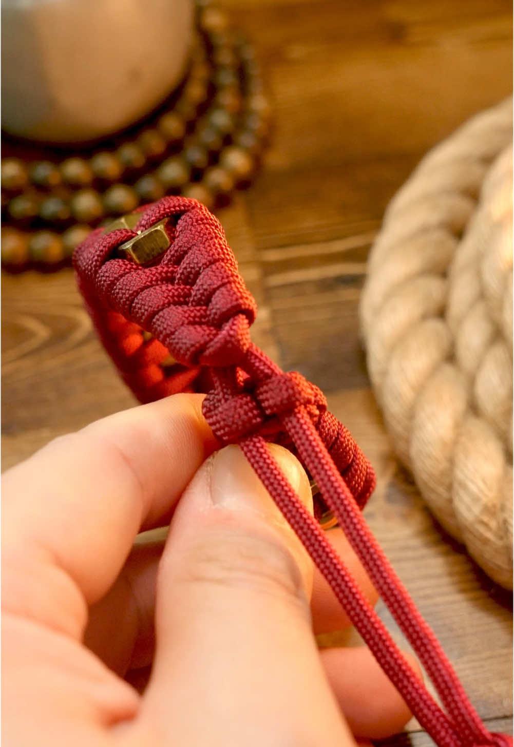 How To Make a MadMax Fishtail Paracord Bracelet #paracord #paracordbracelet #crafting #begleri #weaversofeternity #paracordtutorial 