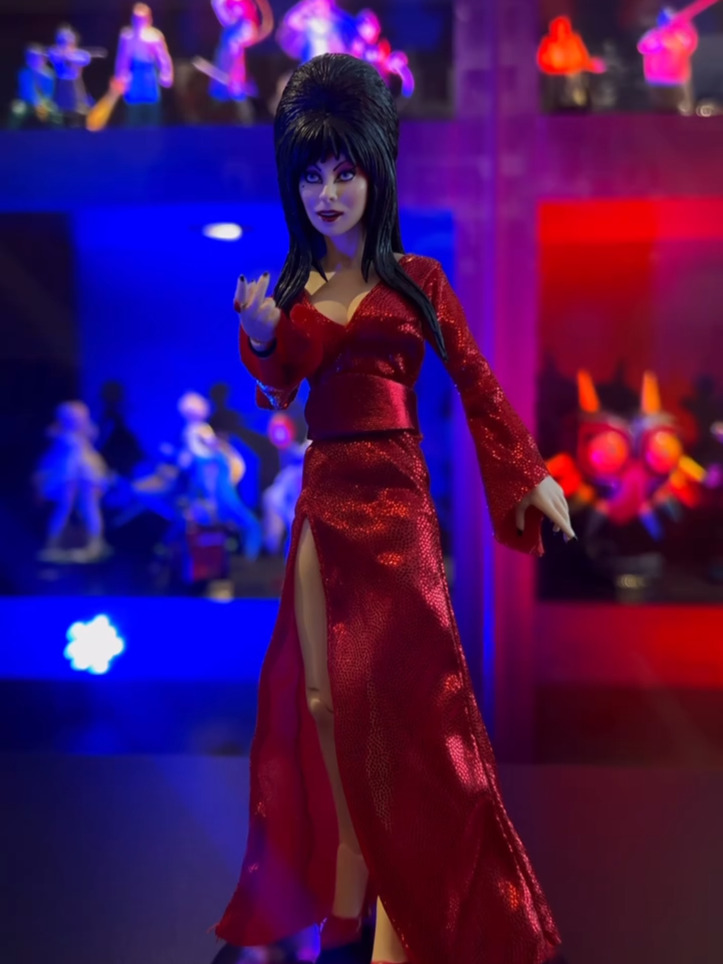 A vampira mais famosa do mundo voltou! 🍷🩸 Figura Elvira Red Fright and Boo - Elvira - 8’’ Clothed - Neca 📍 Concept Store Jardins - Alameda Gabriel Monteiro da Silva, 946, Jardins - São Paulo 📅 Segunda a sábado, das 10h às 19h 📱 Whatsapp: (11) 96337-0149 #elvira #neca #halloween #ironstudios