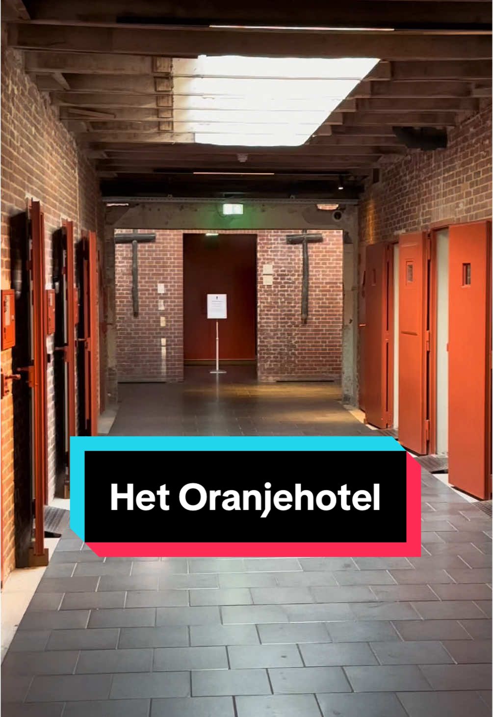 @Nationaal Monument Oranjehotel valt onder één van de musea die het meeste indruk op me heeft gemaakt. Het is zo belangrijk om deze verhalen te blijven vertellen en zo te beseffen dat vrijheid écht geen gegeven is. Zeker vandaag de dag, waar we leven in een wereld met nog steeds zoveel heftige, ingrijpende, ondemocratische en frustrerende situaties en omstandigheden. Het is daarom extra belangrijk dat deze informatie toegankelijk wordt gemaakt, juíst voor de jongere doelgroepen, in het Oranjehotel Junior.  De video is in samenwerking met het Oranjehotel geproduceerd. #oranjehoteljunior #oranjehotel #geschiedenis #vroeger #tweedewereldoorlog