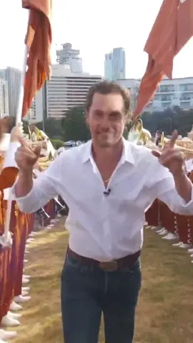 A little commotion for the entrance! #hodaandjenna #HookEm #MatthewMcConaughey 