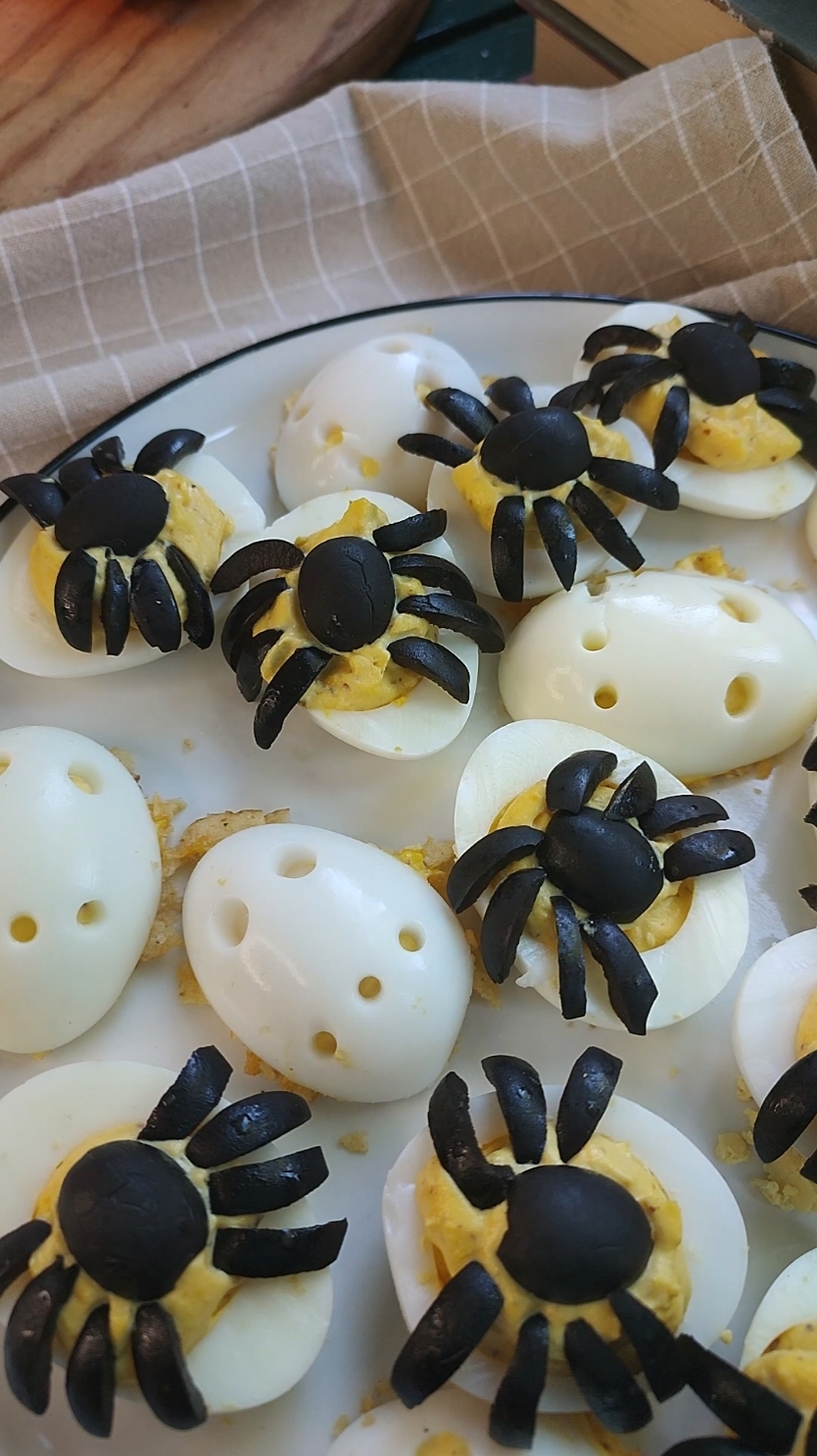 Ovos recheados para Halloween 🎃 🕷️💀 🗒️ Ingredientes: 6 a 8 ovos; 4 C. Sopa de maionese; 1 C. Chá de mostarda; ½ C. Chá de sal; ½ C. Chá de pimenta; 1 C. Chá de vinagre; Batatas fritas lisas esmagadas; Azeitonas pretas sem caroço; Pimentão doce para polvilhar; 👨‍🍳 Preparação; 1 - 	Num tacho, colocar água suficiente para cobrir os ovos e deixar ferver; 2 - Baixar o lume e colocar os ovos na água; 3 - Voltar a subir o lume (para médio-alto); 4 - Deixe que os ovos cozam por 14 minutos; 5 - Retirar os ovos e colocar numa taça com água e algumas pedras de gelo; 6 - Deixar os ovos no banho de gelo durante cerca de 5 minutos; 7 - Descascar os ovos; 8 - Cortar os ovos a meio (na vertical); 9 - Separar as gemas das claras; 10 - Adicionar às gemas a maionese, a mostarda, o sal, a pimenta e o vinagre; 11 - Envolver bem até obter uma mistura homogénea; 💀 Para as “caveiras”: Use metade das claras; Use duas palhinhas, uma mais larga para fazer os olhos e uma menos larga para a fazer a boca; Encha as cavidades das claras com o recheio de gemas e maionese e pressionar a parte do recheio numa taça com batatas fritas esmagadas (de forma a criar uma barreira para que o recheio não cole ao prato de servir); 🕷️ Para as “aranhas”: Use as restantes claras; Recheie as cavidades com a restante mistura de gemas e maionese; Para cada clara use metade de uma azeitona preta para fazer o corpo da aranha e coloque no centro do recheio; Para fazer as pernas, corte uma azeitona a meio e cada metade em quatro partes; Disponha 4 pedaços pequenos de azeitona, de cada lado da metade de azeitona que colocou no centro do recheio, de forma a fazer as pernas de aranha; Polvilhe com pimentão doce e sirva. #receitas #receitasimples #receitafacil #ovosrecheados #italianchefpt #deviledeggs 