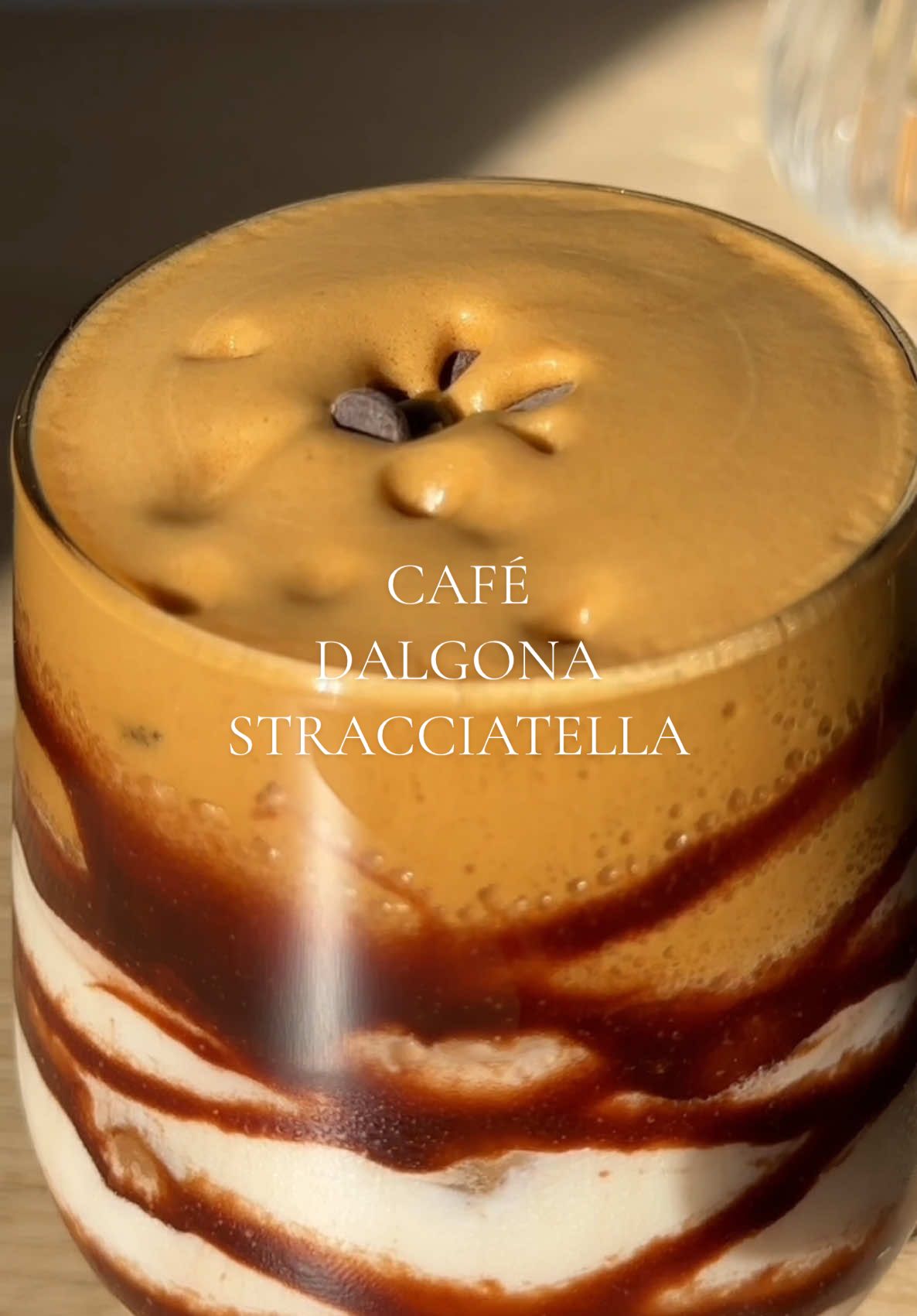 Café dalgona stracciatella ☕️🍫🤎  #cafe #asmr #asmrsounds #asmrvideo #café #coffee #icedcoffee #dalgonacoffee #stracciatella #coffeetiktok #coffeeaddict #asmrtiktoks #coffeetime #chocolate #chocolatelover #Recipe #aesthetics 