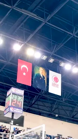 #ŞehrinÖyküsü Bölüm 2: Beşiktaş Fibabanka maçı yayında! Her şeye rağmen tribünlerdeki desteğiniz bizim için çok değerliydi. Bu zorlu günde yanımızda olan tüm taraftarımıza teşekkür ederiz. 💚 Desteğinizle daha güçlü döneceğiz! 👉 #ŞehrinÖyküsü tamamı şimdi YouTube kanalımızda. 🔗 İzlemek için profilimizdeki linke tıklayın! #MerkezefendiBasket #buşehrintakımı #BasketbolHeyecanı #ŞehrinÖyküsü #BeşiktaşFibabanka #TaraftarınGücü