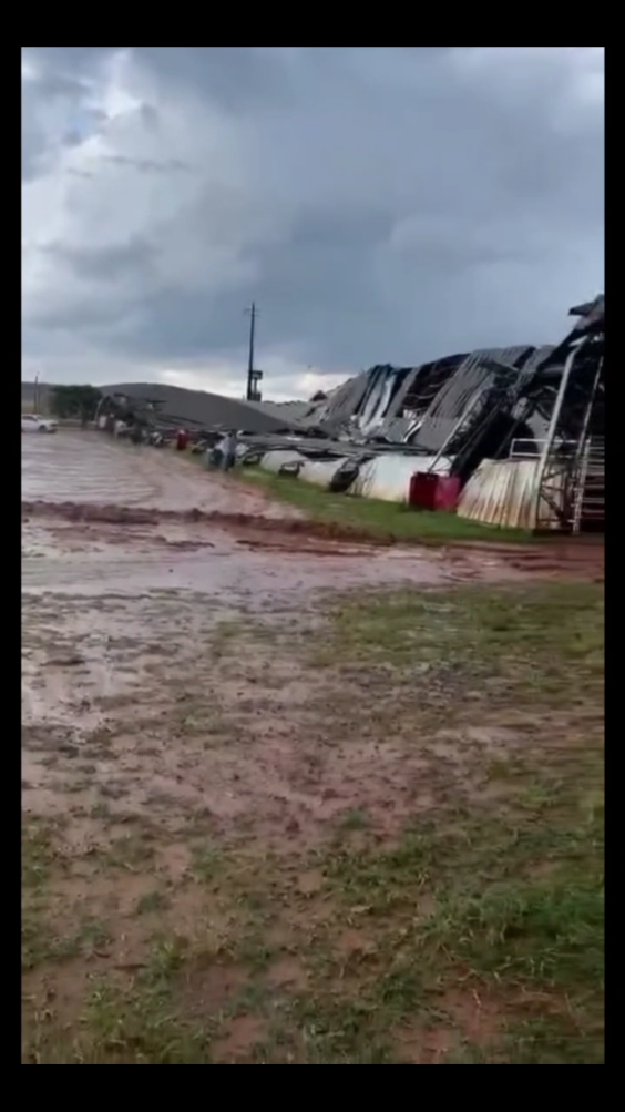 Uma tempestade fortíssima passado agora por Avaré SP deixando  rastros de destruição na cidade . O parque de exposições onde é realizada a famosa festa do peão foi super afetada 😨e achuva continua ..... #foryou #fy #chuva #temporal #ciclone #fy 