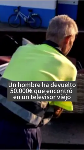 Un trabajador de la limpieza ha encontrado  50.000 euros dentro de en un televisor que habían tirado a la basura😱 #solidaridad #dinero #positive #optimismo #buenasnoticias #ciudadreal #españa #fyp #viral_video 