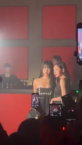 The amount of flashes?!📸 #enhypen #wkorea #enhypenprada #fyp 