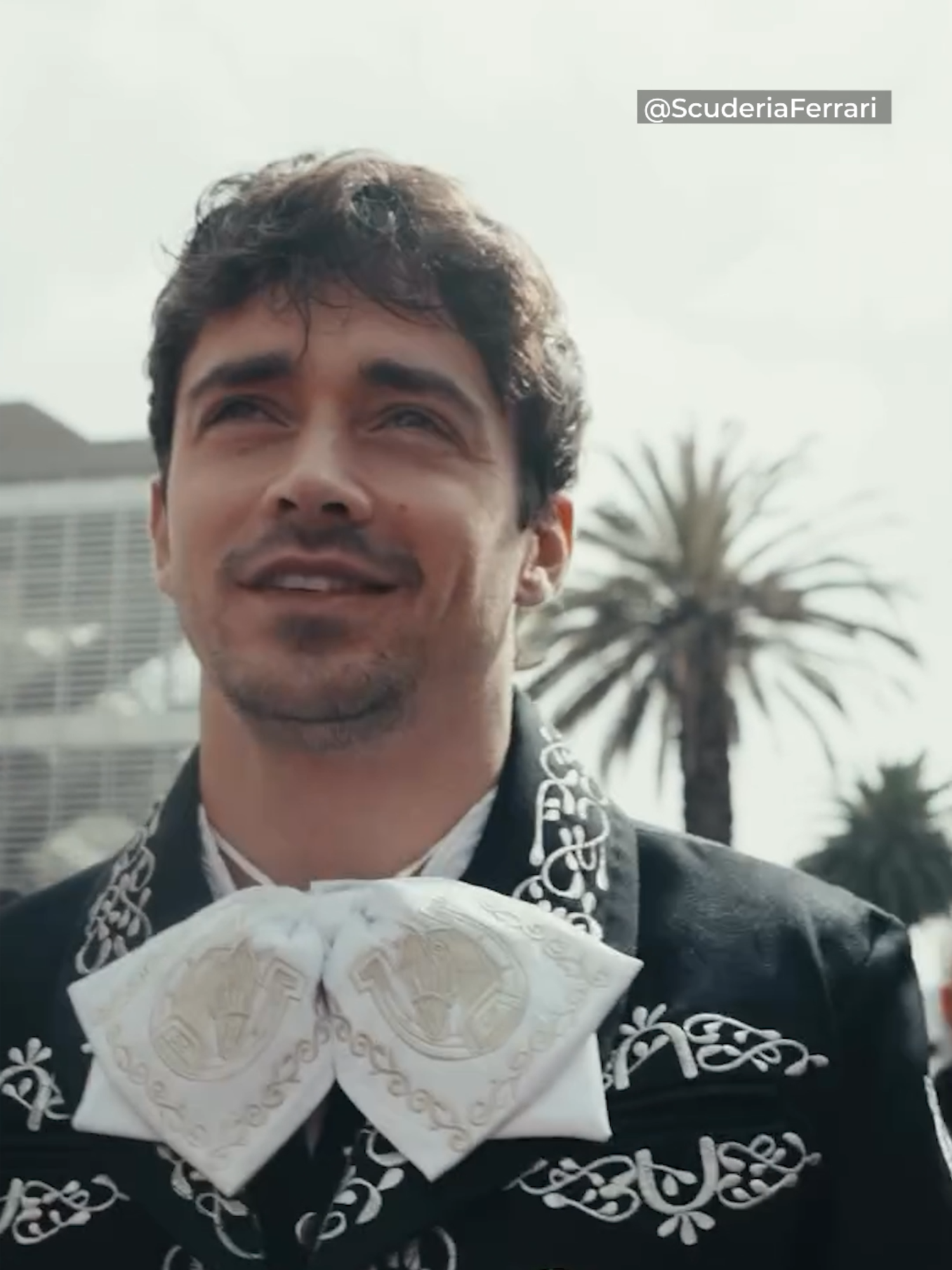 El piloto Charles Leclerc sorprende al llegar vestido de mariachi al Autódromo Hermanos Rodríguez para el #MexicoGP. #Latinus #InformaciónParaTi