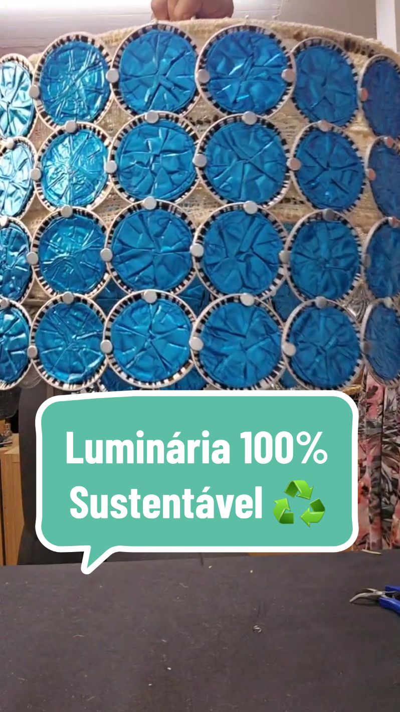 Essa base de Luminária foi descartada e conseguimos prolongar sua utilização!♻️ #suellibomfim #cursodebijuteriasustentavel #trabalhomanual #artesa #nespressokapseln #artesanotiktok #mãossustentáveis #cápsulasdecafévertuo