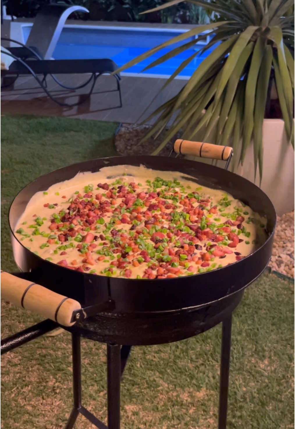 CARNE COM CREME DE BATATA 🔥 Sugestão de receita muito boa e fácil pra fazer no fim de semana com a família ou amigos! Simplesmente façam 🤌🏼 Ingredientes: - 500g carne da sua preferência  - Chimichurri - Páprica doce  - 01 cebola - 04 dentes de alho - Bacon - Cebolinha - Queijo mussarela Para o creme: - 04 batatas médias  - 200ml de leite - 02 colheres de requeijão  - 01 creme de leite  *Cortar as batatas e cozinhar até o garfo furar sem esforços. Em seguida bater no liquidificador. Vídeo inspirado na receita do @receitasdoyan  #receita #comida #comidas #culinaria #gastronomia #queijo #carne 