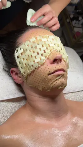 This sheet mask is so cool! The little nano magnets help to increase blood flow and product pentration. 💫🤍  #sheetmask #asmr #asmrfacial #skintok #asmrtok #casmara #skinfluencer #relaxingasmr #relaxing #sleepyhead 