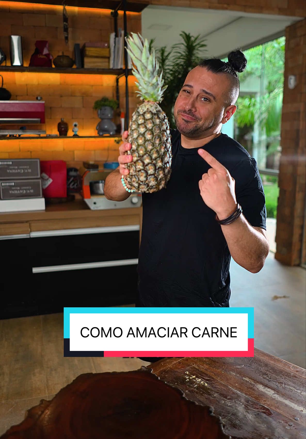 Como amaciar carnes🤯 Ingredientes: Casca de 1 abacaxi  500ml de água 1 colher de café de bicarbonato de sódio E como eu te falei, agora eu só ando trajado com a Tech T-Shirt da Insider Store. Essa camisa é ultra durável, anti odor, desamassa no corpo e não desbota. E a Insider resolveu antecipar os descontos da Black November, com o meu cupom 