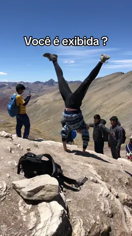 Sera que essa aí gosta de aparecer? 🤷🏻‍♀️ Alguém que resolve bananeira no alto da Rainbown Mountain, a 5600m de altura, só pode estar querendo se exibir.  A Montanha de 7 cores se tornou uma das atrações turísticas mais visitadas do Peru.  #tiktokviagem #viagem #peru #visitperu #rainbowmountain #asvezesyesasvezesno 