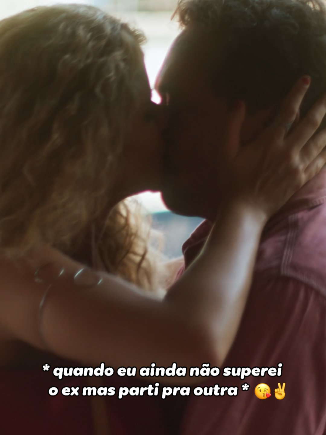 Roxelle e Sebastian, unidos pelas desilusões amorosas 🤝 Os dois se beijando e pensando em outros 🗣 #VoltaPorCima #Novelas #TVGlobo